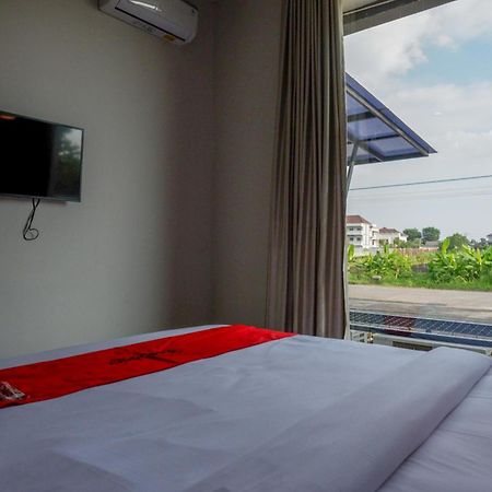 Reddoorz Plus Near Solo Baru Dış mekan fotoğraf