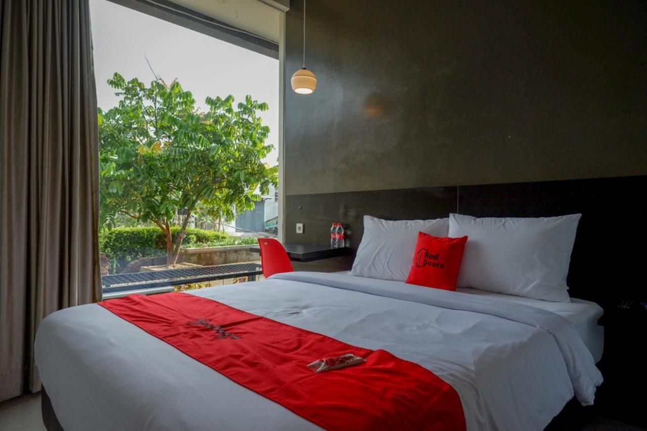 Reddoorz Plus Near Solo Baru Dış mekan fotoğraf