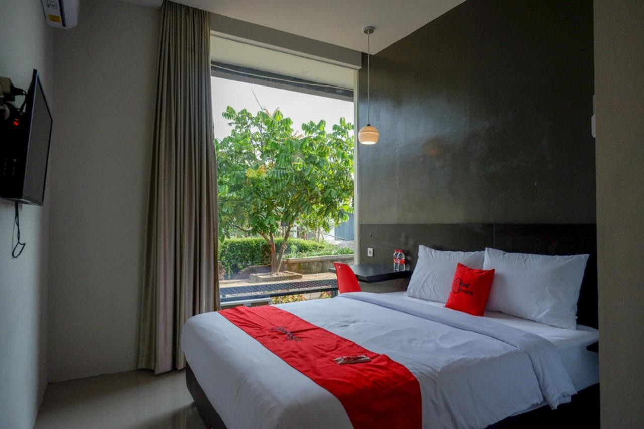 Reddoorz Plus Near Solo Baru Dış mekan fotoğraf