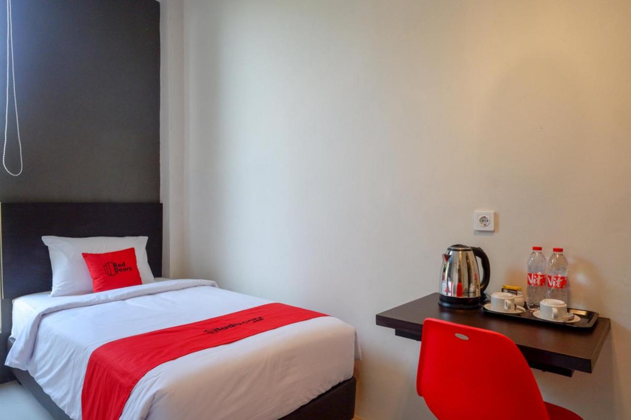 Reddoorz Plus Near Solo Baru Dış mekan fotoğraf
